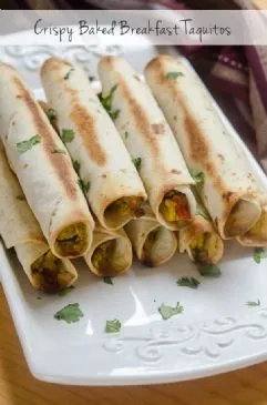 Knusprige gebackene Frühstücks-Taquitos