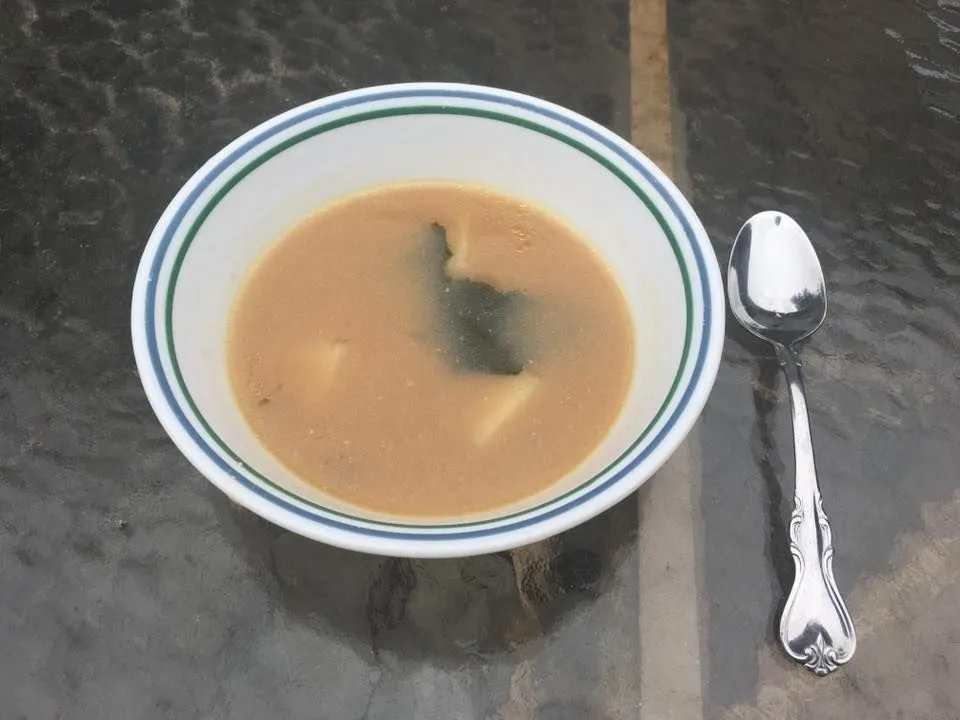 Kartoffel- und Wakame-Miso-Suppe