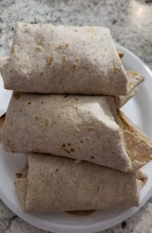 Frühstücks-Wurst-Crumble-Tacos mit Käse