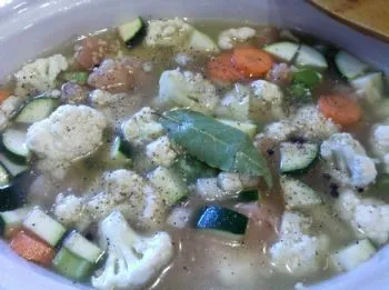 Blumenkohl-Hühnchen-Gersten-Suppe