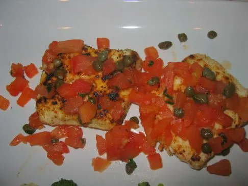 In der Pfanne gebratener Heilbutt mit Bruschetta-Topping