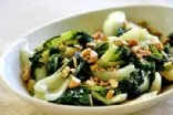 Baby Bok Choy mit Cashews