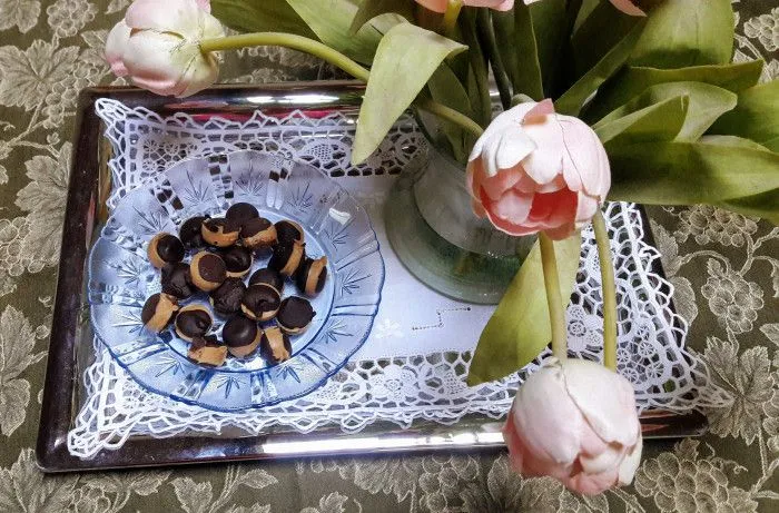 KETO ERDNUSSBUTTER SCHOKOLADE FAT BOMB