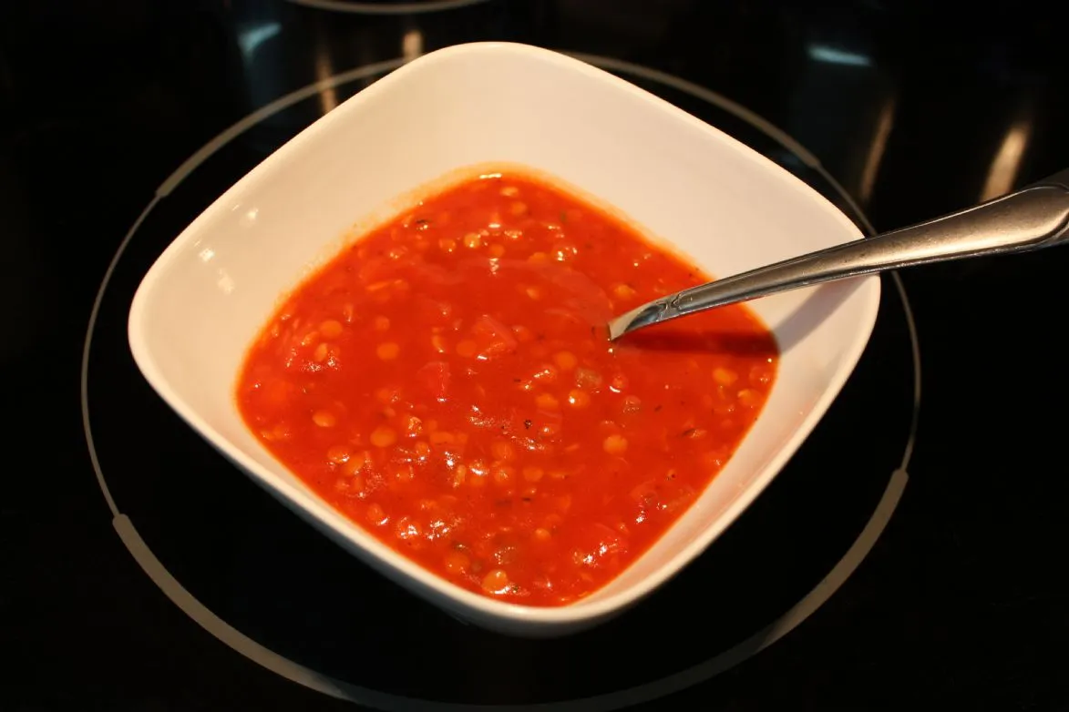 Linsensuppe mit geröstetem roten Paprika