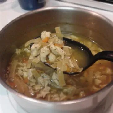Einfache Hühnernudelsuppe