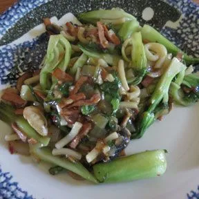 Bok Choy mit Nudeln
