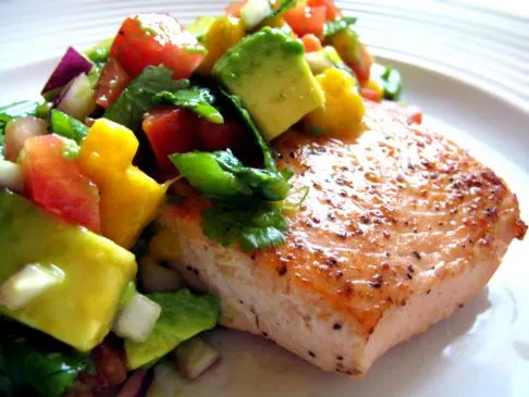 Lachs mit Avocado-Mango-Salsa