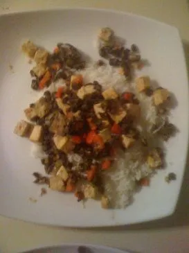 Schwarze Bohnen gebratener Tofu