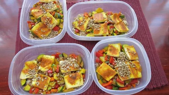 Curry-Tofu, Gemüse und Reis