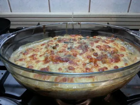 Gebackener weißer Reis mit Thunfisch und Gemüse