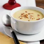 Butternut-Kürbissuppe mit gerösteten Walnüssen