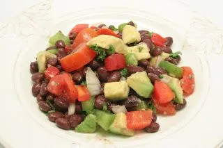 Mediterraner Schwarze-Bohnen-Salat