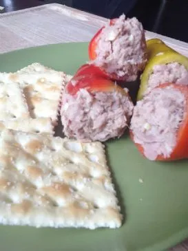 Mit Thunfisch gefüllte Mini-Paprika