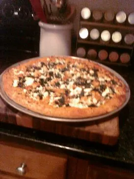 Gemüse-, Hähnchen- & Feta-Pizza