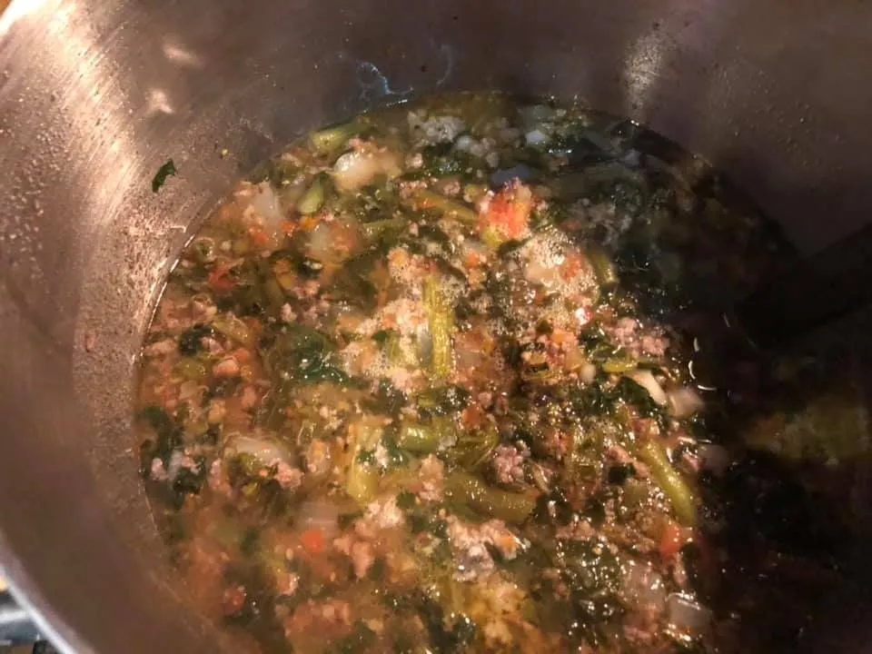 Wurst-Gemüsesuppe für die Keto-Diät