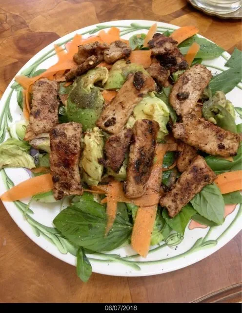 Ivanas Lendenstück auf Salat