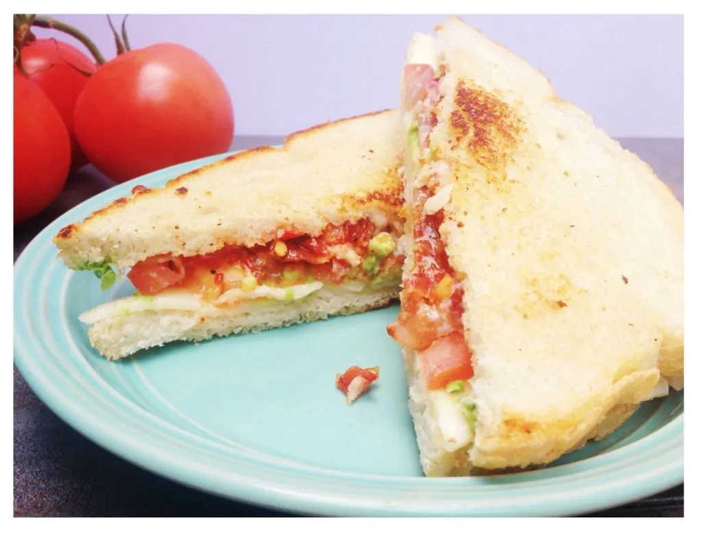 Zerdrückte Avocado auf Toast mit Havarti-Käse und Speck