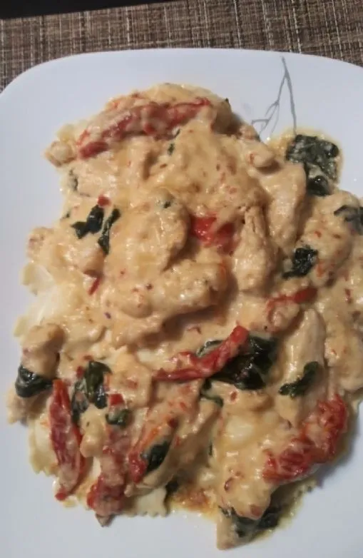 Cremiges toskanisches Knoblauchhühnchen