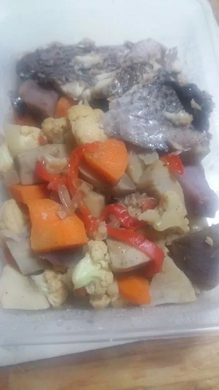 Gedämpfter Fisch mit Gemüse