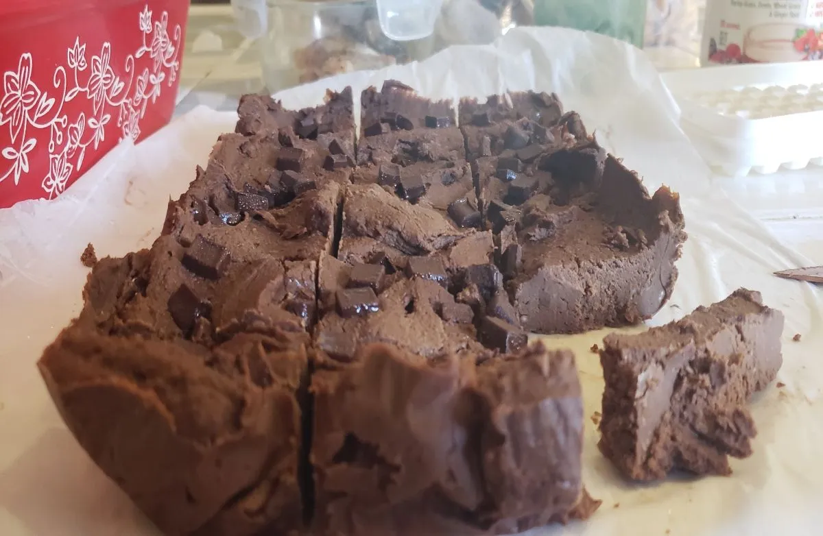 Dunkle Fudge-Kichererbsen-Schokoladenbrownies