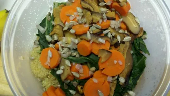 Quinona mit Bok Choy, Karotten und Pilzen