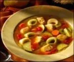 Suppe mit Tortellini und übrig gebliebenem Truthahn