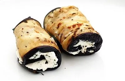 Gegrillte italienische Auberginen-Rollatini mit Kräuter-Ziegenkäse