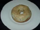 Bananen 'Creme' in einem Blaubeer-Bagel