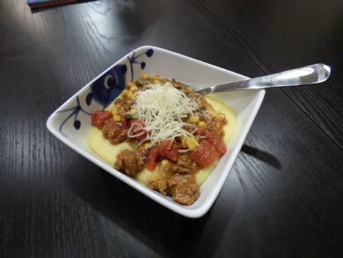 Mildes Chili über Käse-Polenta