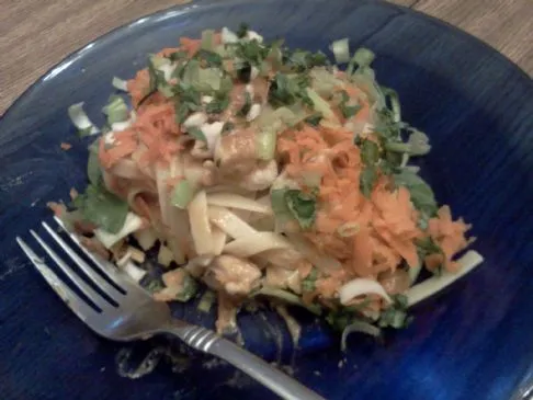 Thai Erdnuss-Hühnchen-Pasta mit Spinat