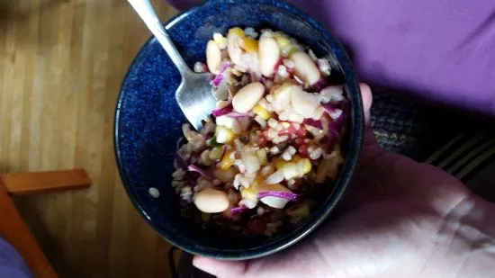 Sommerlicher Mais-, Bohnen- und Reissalat