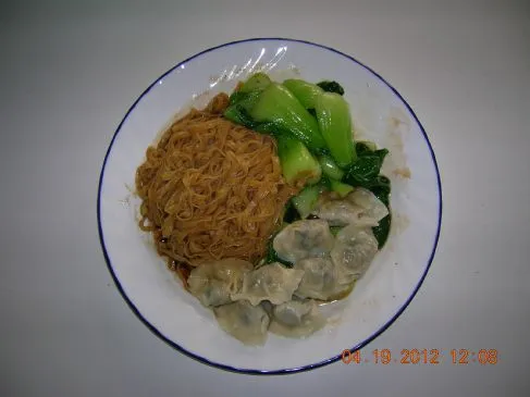 Wonton-Nudeln, Schwein & Ingwer Mini-Wontons & Choy Sum