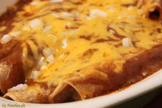 TexMex Käse & Zwiebel Enchiladas mit Chili-Soße