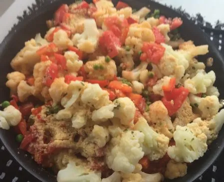 Blumenkohl und Paprika mit Erbsen