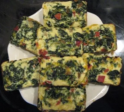 Spinat-, geröstete Paprika- und Käsebecher zum Mitnehmen