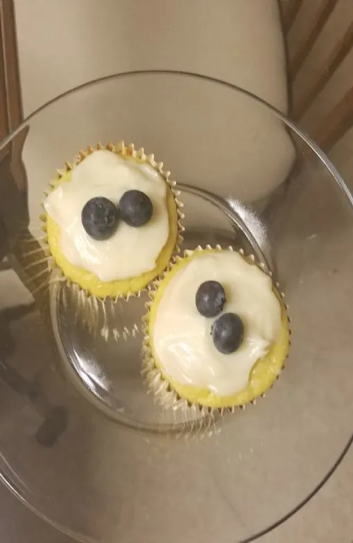 Zitronen-Blaubeer-Cupcakes mit Frischkäse-Frosting