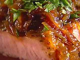 Schweinefleisch mit süßer Zwiebelmarmelade