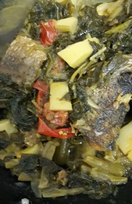 Bangladeshi Kolmi Shak mit Seebarsch (Coral Mas)