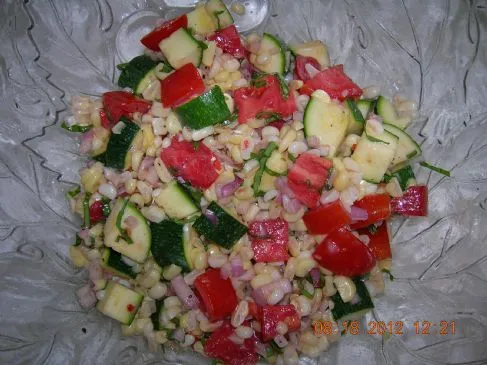 Frischer Mais- und Tomatensalat