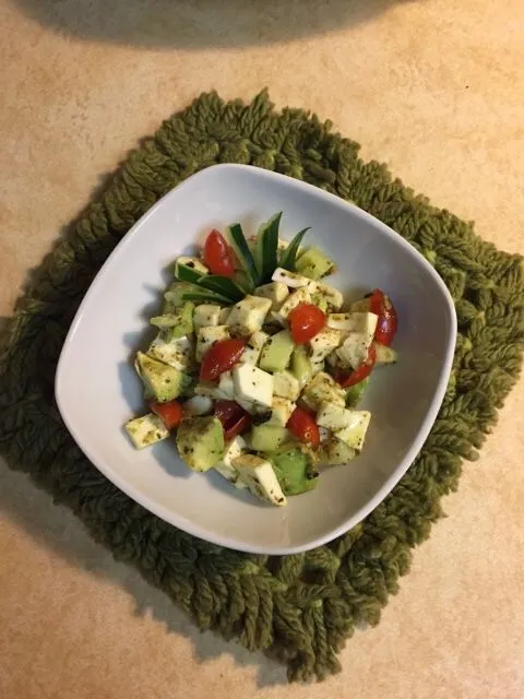 Avocado-, Tomaten- und Gurkensalat mit frischem Mozzarella