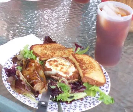 Mit Käse gefüllte Portabello-Pilze