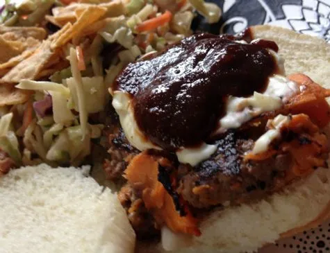 Süßkartoffel- und Rinderhackburger