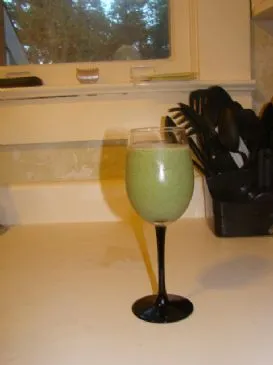 Grünes Monster (Erdbeere, Banane, Erdnussbutter)