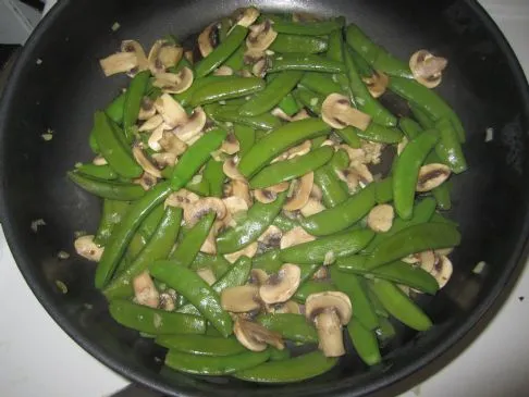 Zuckererbsen "schnell gebraten" mit Crimini-Pilzen