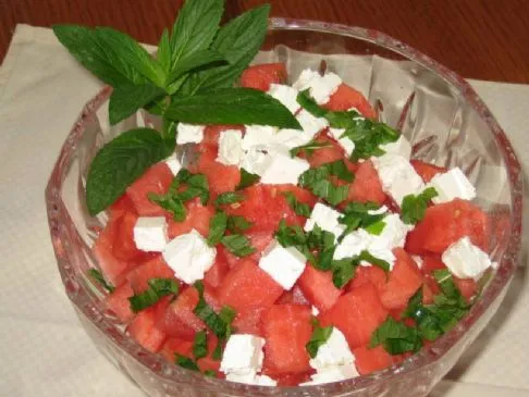 Wassermelonen- und Ziegenkäse-Salat
