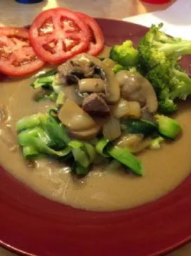 Rindfleisch Stroganoff über Zoodles