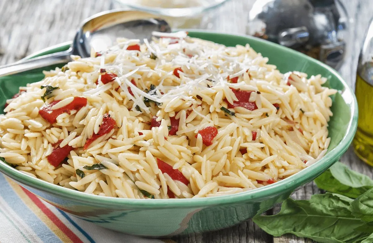Zitronen-Orzo-Salat mit Spargel und Tomaten