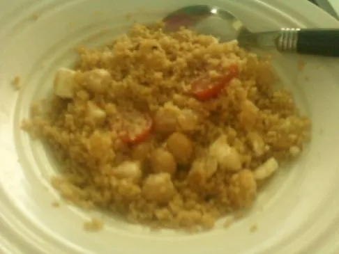 Couscous mit Knoblauch und Olivenöl, Kichererbsen und Tomaten