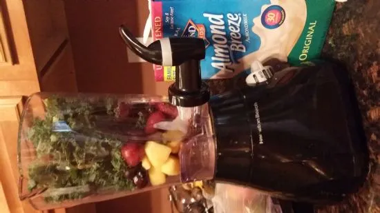 Grüner Smoothie mit Grünkohl und Beeren