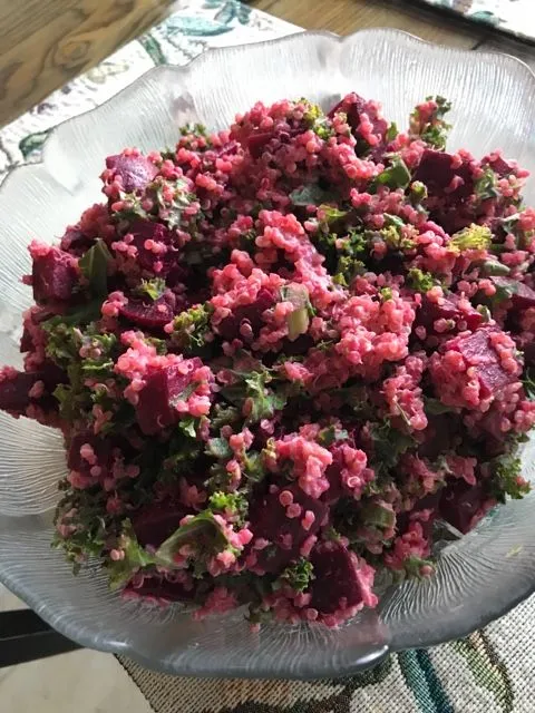 Rote-Bete-, Grünkohl- und Quinoasalat mit Tahini-Zitronen-Dressing